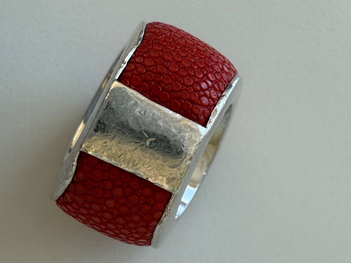 Anelli: Stingray Leder Ring, Gr. 17 / 55 mit Silber in rot – Usato da Zollikon venduto da dorean 3