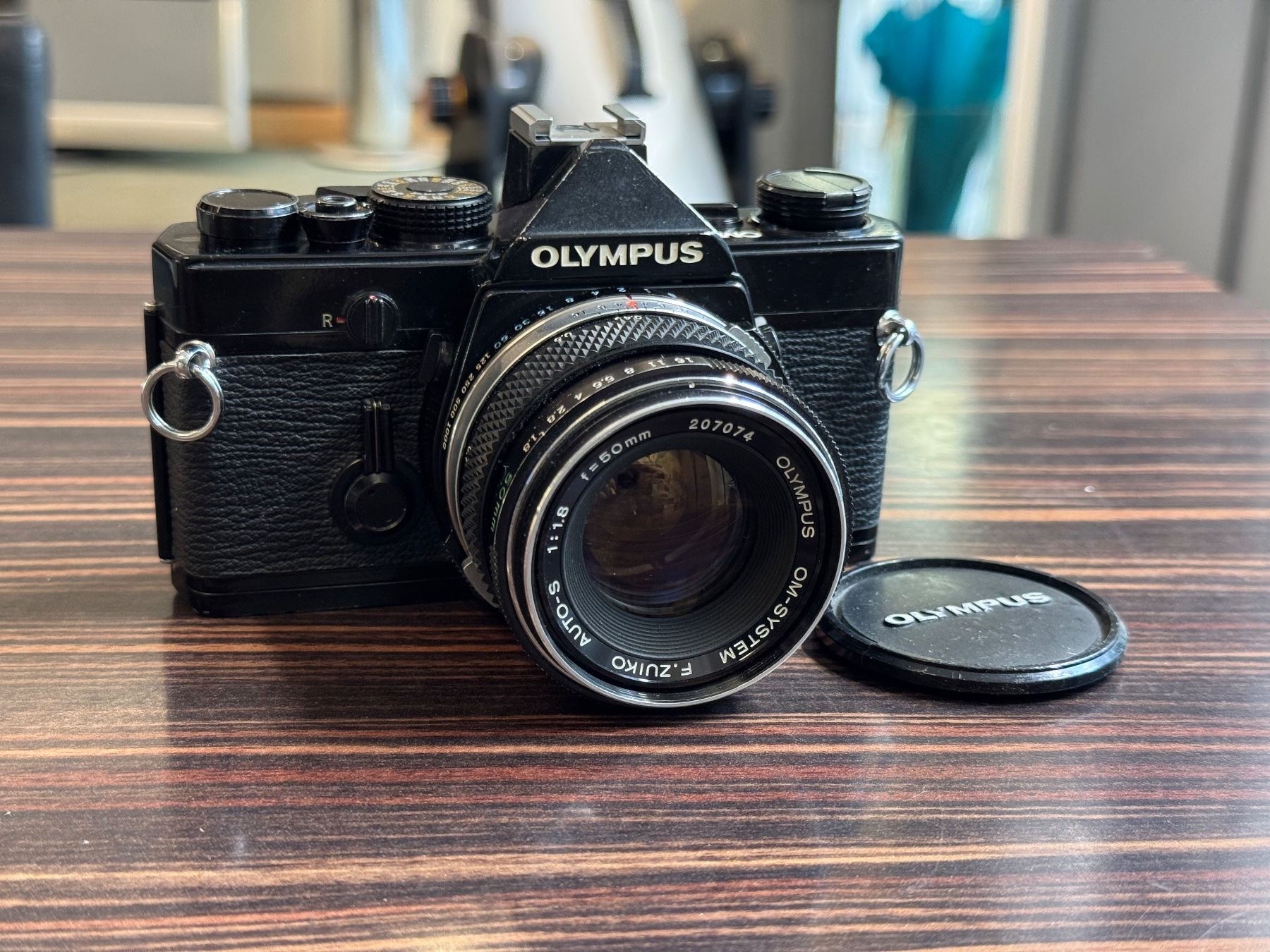 Olympus Fotocamera: Olympus OM-1 mit 50mm 1.8 - DEFEKT – Difettoso da Zürich venduto da KochphotoAG