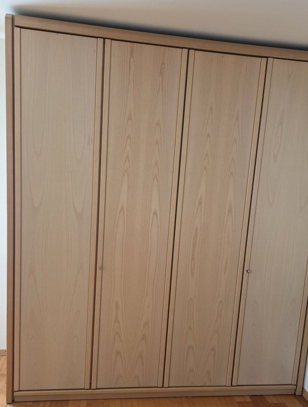 Schränke: Kleiderschrank 4 Türen helles Holz – Gebraucht aus Wegenstetten von nahtwahtori 1