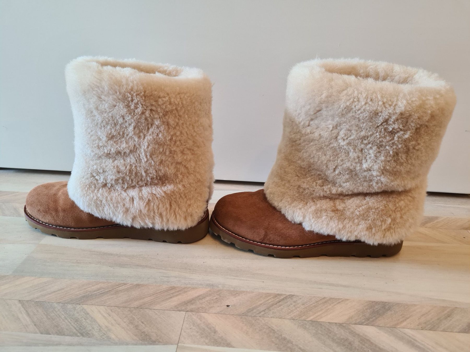 Ugg Scarpe da uomo: Ungetragene Lammfell Winterstiefel Stiefel Gr. 38 UGG – Nuovo (secondo la descrizione) da Lyss venduto da Nordlicht_03 2