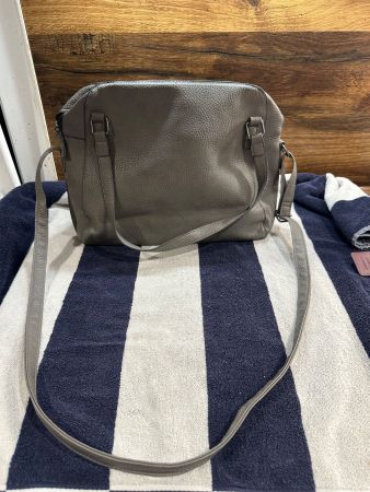 Graue Handtasche