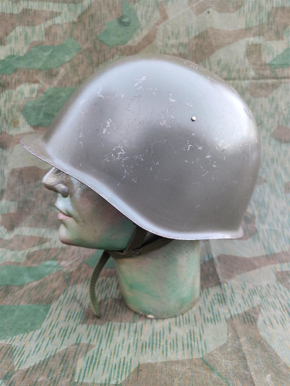 Uniformi & Effetti personali: Stahlhelm M53, Variante 3 – Usato da Bauma venduto da SwissMilitaria 2
