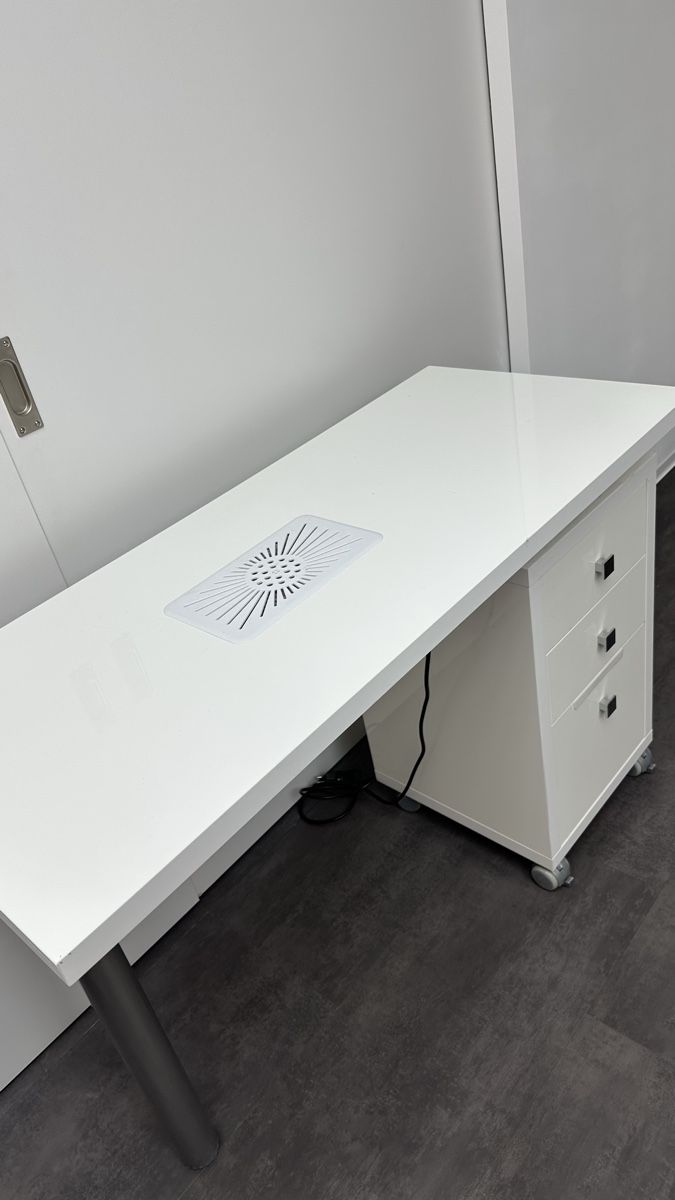 Tables: Maniküre Tisch mit Absaugung – D'occasion à Hünenberg See par Lexi-777 1