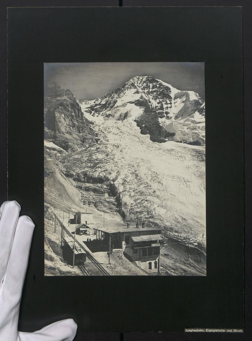 Fotografie & Manifesti: Fotografie Eiger, Bahnhof mit Restaurant – Usato da Berlin venduto da bartko-reher