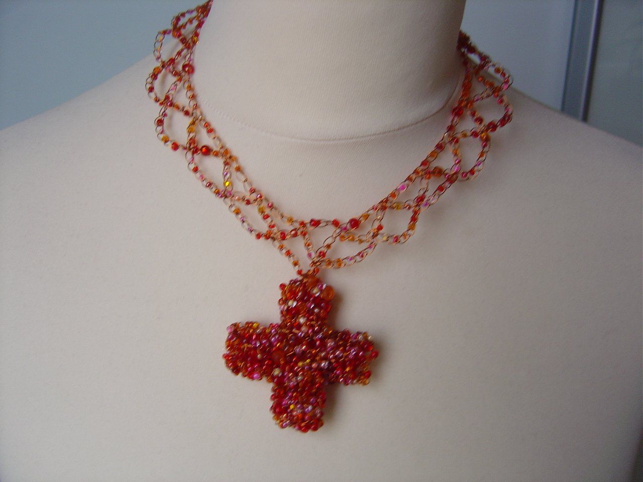 Catenine: Wunderschöner Schmuck - Beadwork "Kreuz mit feiner Kette" – Nuovo (secondo la descrizione) da Füllinsdorf venduto da Bantrybay