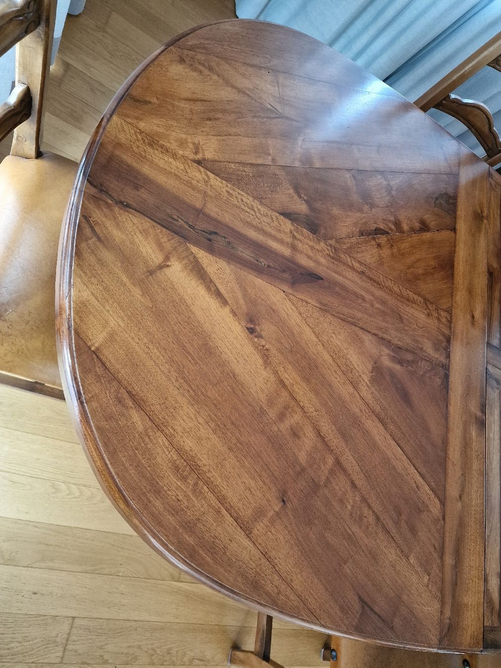 Set de table et chaises: Massiver rustikaler Esstisch mit 6 Stühlen aus Holz – D'occasion à Grosshöchstetten par Tatj0 2