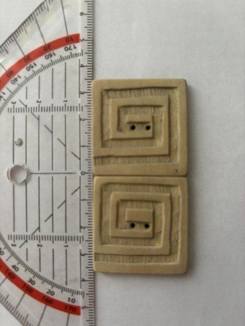 Bottoni: Holzknöpfe, 2x, ca. 3.4cm breit, quadratisch – Usato da Basel venduto da machplatz 1