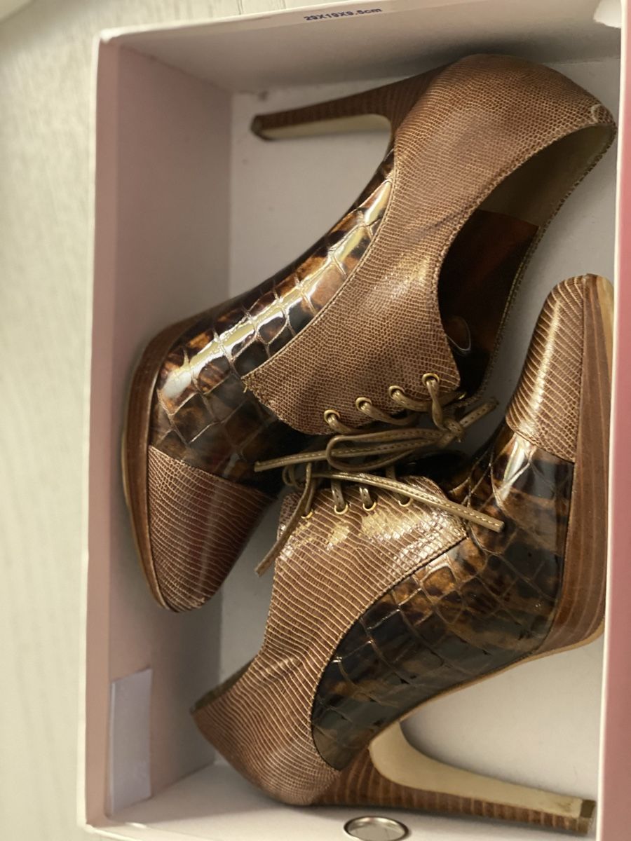 Guess Scarpe da donna: Stylish Guess High Heels, Brown, size 36 – Usato da Hurden venduto da rac_wyf8