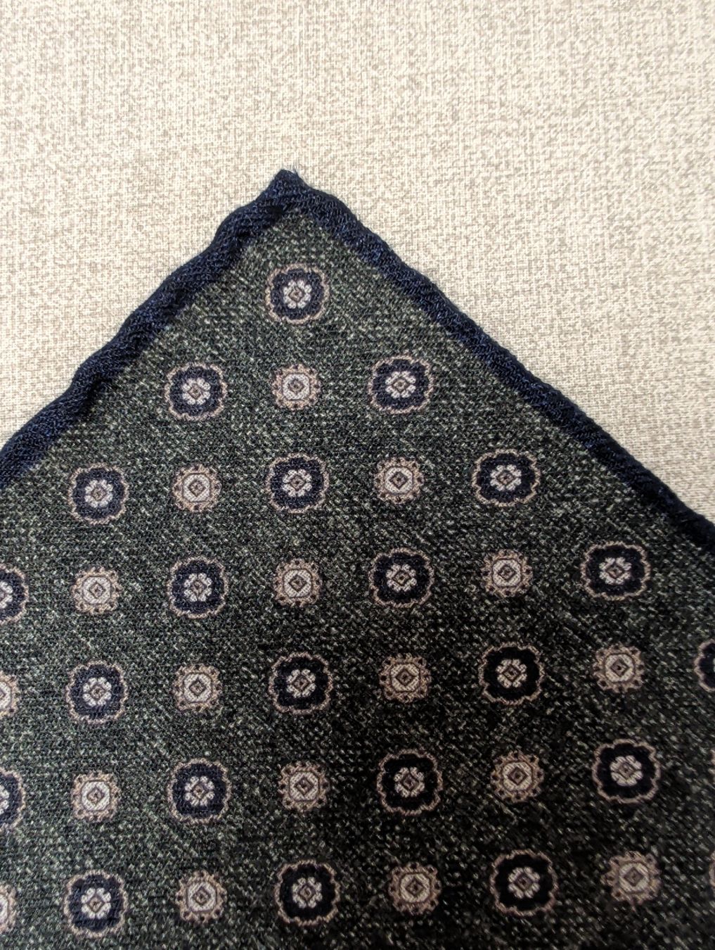 Eleventy Completi: Eleventy Platin Collection, Einstecktuch, Neu, Wolle – Nuovo e nell'imballaggio originale da Zürich venduto da rom_zh