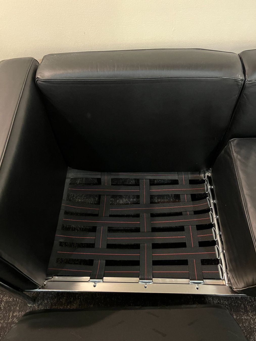 Sofas: Wunderschönes Replika LC2 2-Sitzer Sofa von Le Corbusier – Gebraucht aus Zürich von susanna09 1
