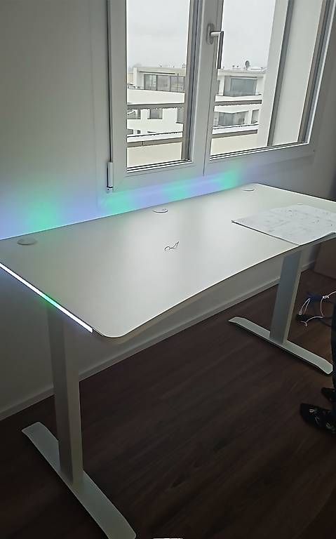 Bureaux: NUOVO scrivania  – Neuf avec emballage d'origine à Bellinzona par fto_fy9y
