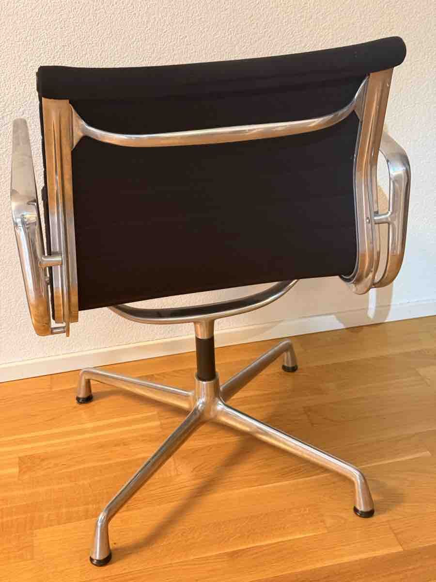 Vitra Chaises: Vitra Eames EA 107 – D'occasion à Stäfa par mar_7mhy 3