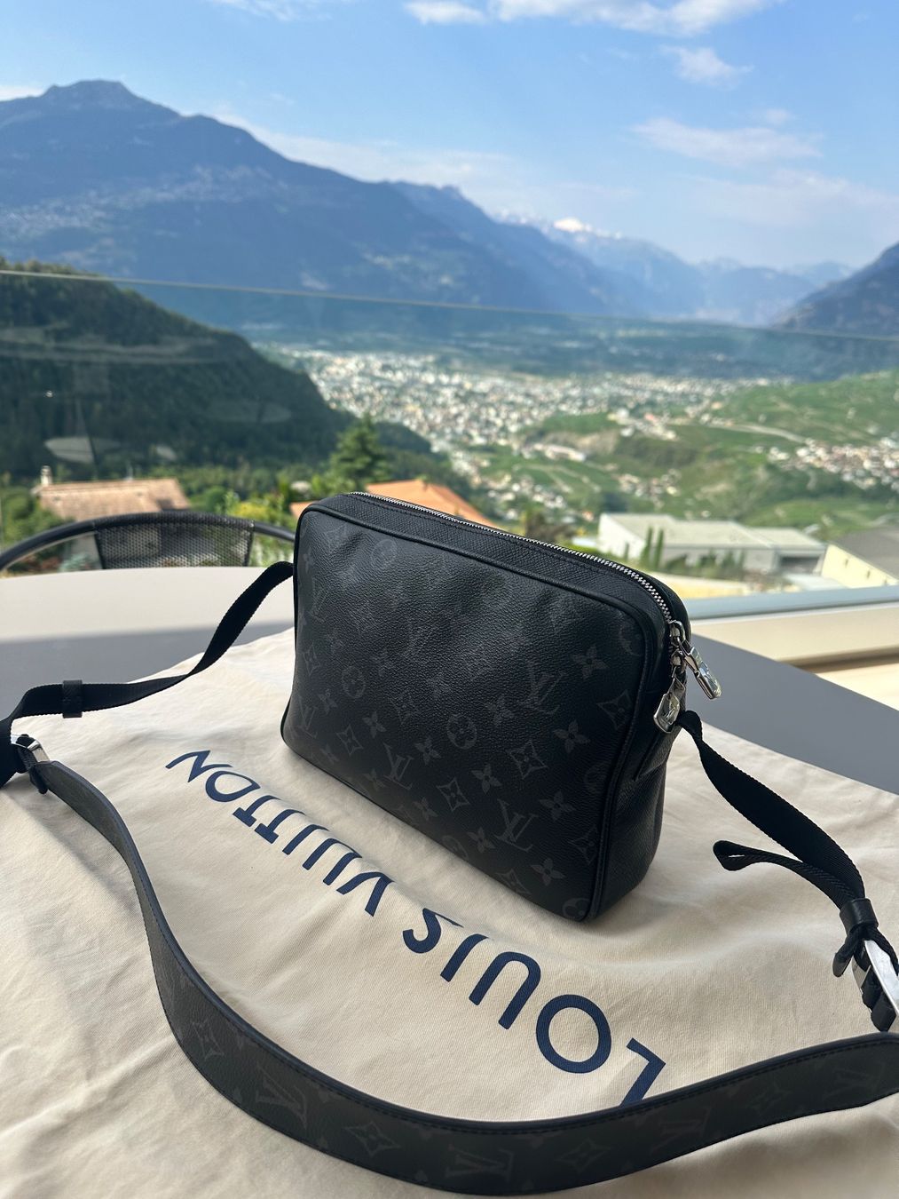 Louis Vuitton Borse: Louis Vuitton Outdoor Messenger Monogram Eclipse – Full Set – Usato da Savièse venduto da JSY__performer 2