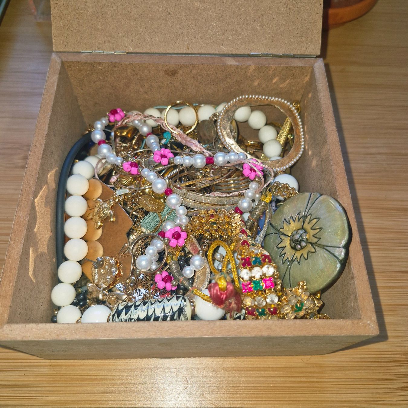 Sonstiger Schmuck: boîte à bijoux mystères dorée – Gebraucht aus Neuchâtel von yas_zdb7