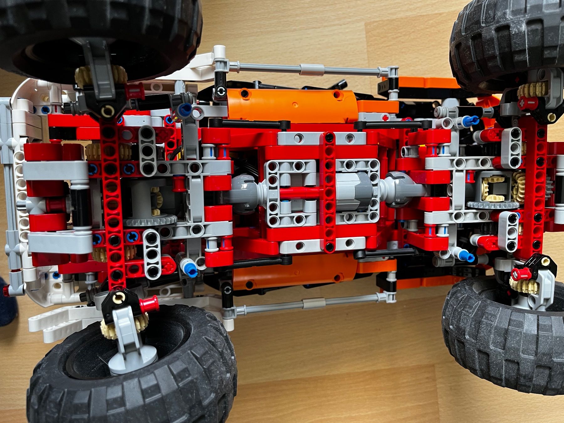 Lego Spielzeuge: Lego Technic 4x4 grosser Offroader 9398 mit Motor – Gebraucht aus Gossau SG von  7
