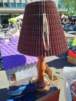 Tischlampe Holzfuss mit kariertem Lampenschirm gebraucht