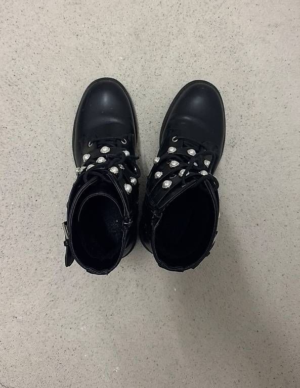 Scarpe da donna: Schwarze Boots mit Perlen-Details – Usato da Schlieren venduto da _lgv 3