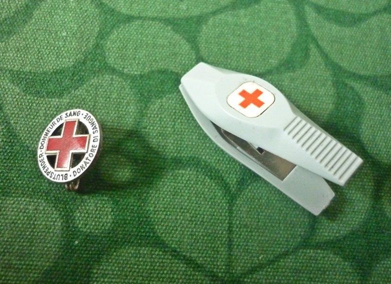 Plaquettes & Badges: Blutspender Abzeichen & Rotes Kreuz Klammer – D'occasion à Adliswil par di_hans