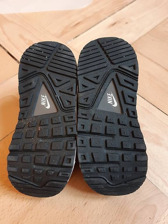 Scarpe per ragazzi: Nike Sneakers Gr. 25 – Usato da Bern venduto da Loupi88 1