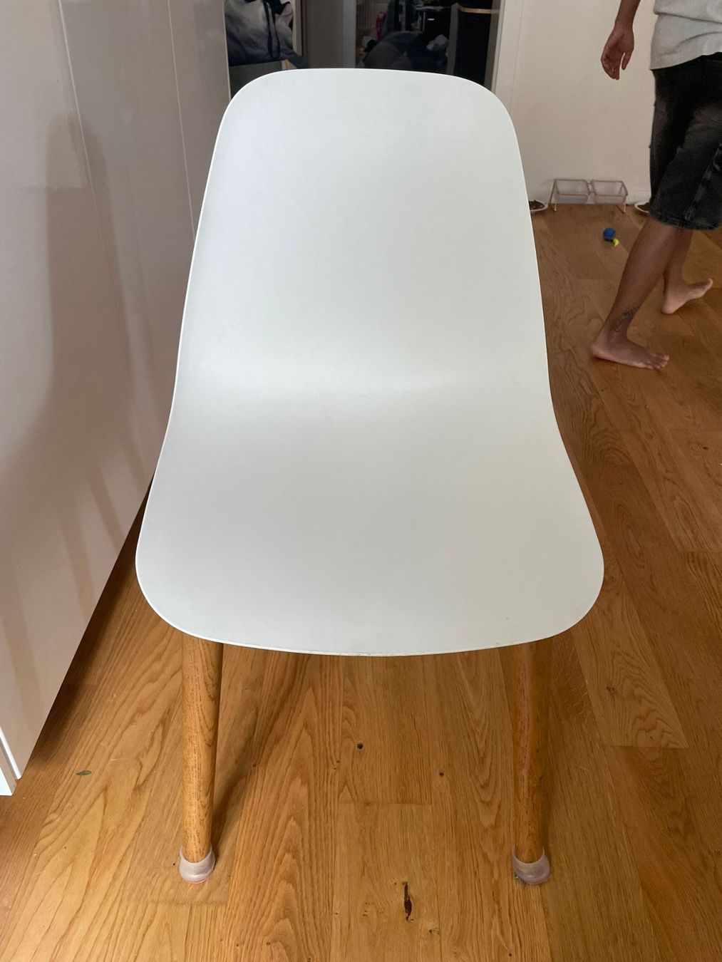 Ikea Set de table et chaises: White oval dinning table with 6 matching chairs. – D'occasion à Luzern par kim_my9c 2