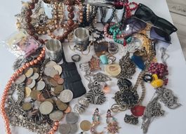 Lot de bijoux et monnaies divers 2.5 kg