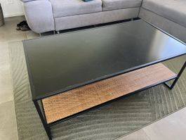 Table basse noire et rotin