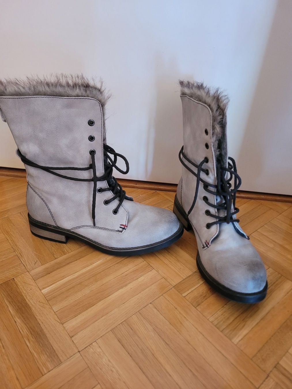 Scarpe da donna: Bottes fourrées Taille 41(neuves) – Nuovo e nell'imballaggio originale da Plan-les-Ouates venduto da vla_9sr9