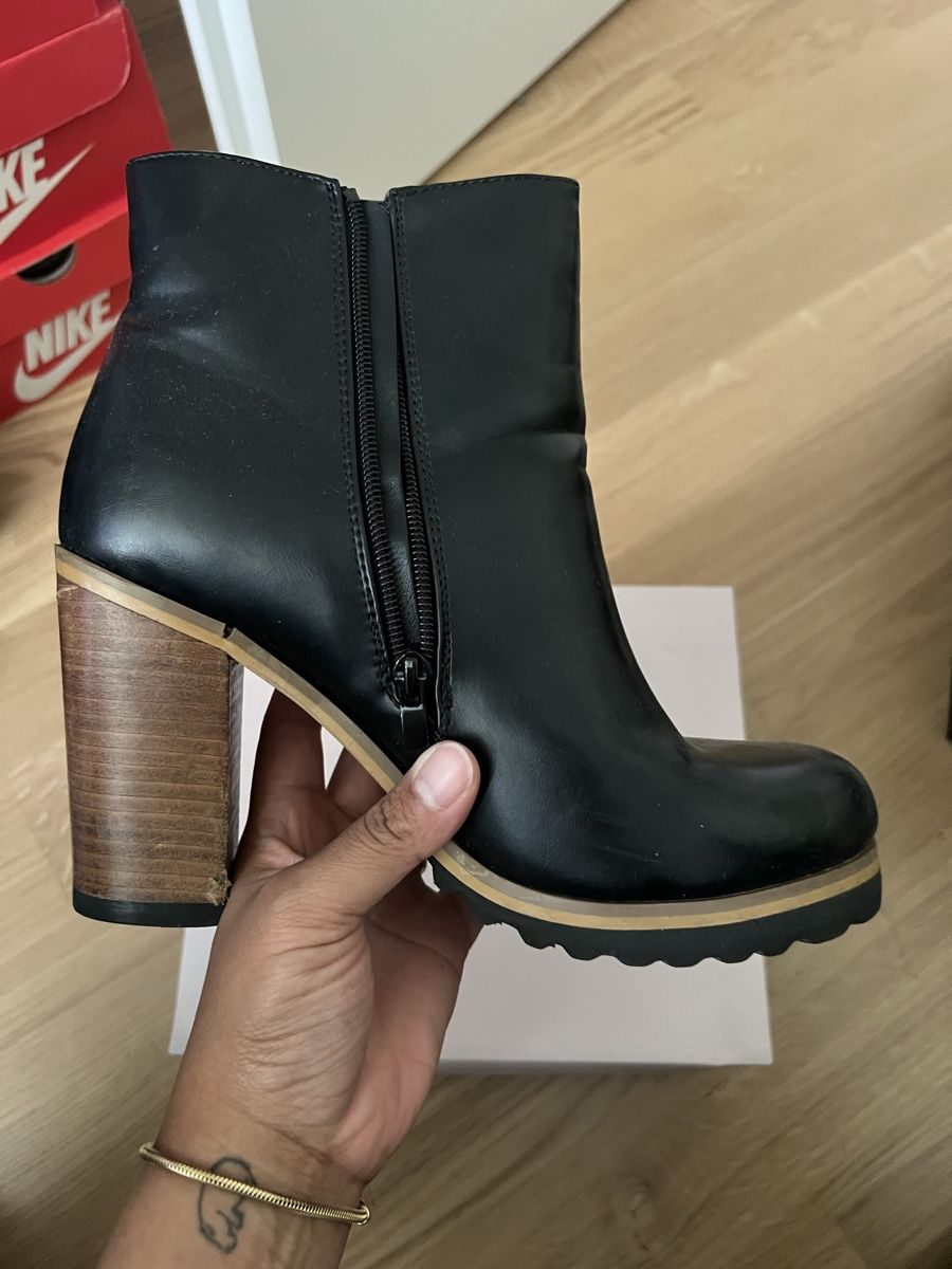 Scarpe da donna: Schwarze Stiefeletten mit Blockabsatz – Usato da Köniz venduto da VivianaK92