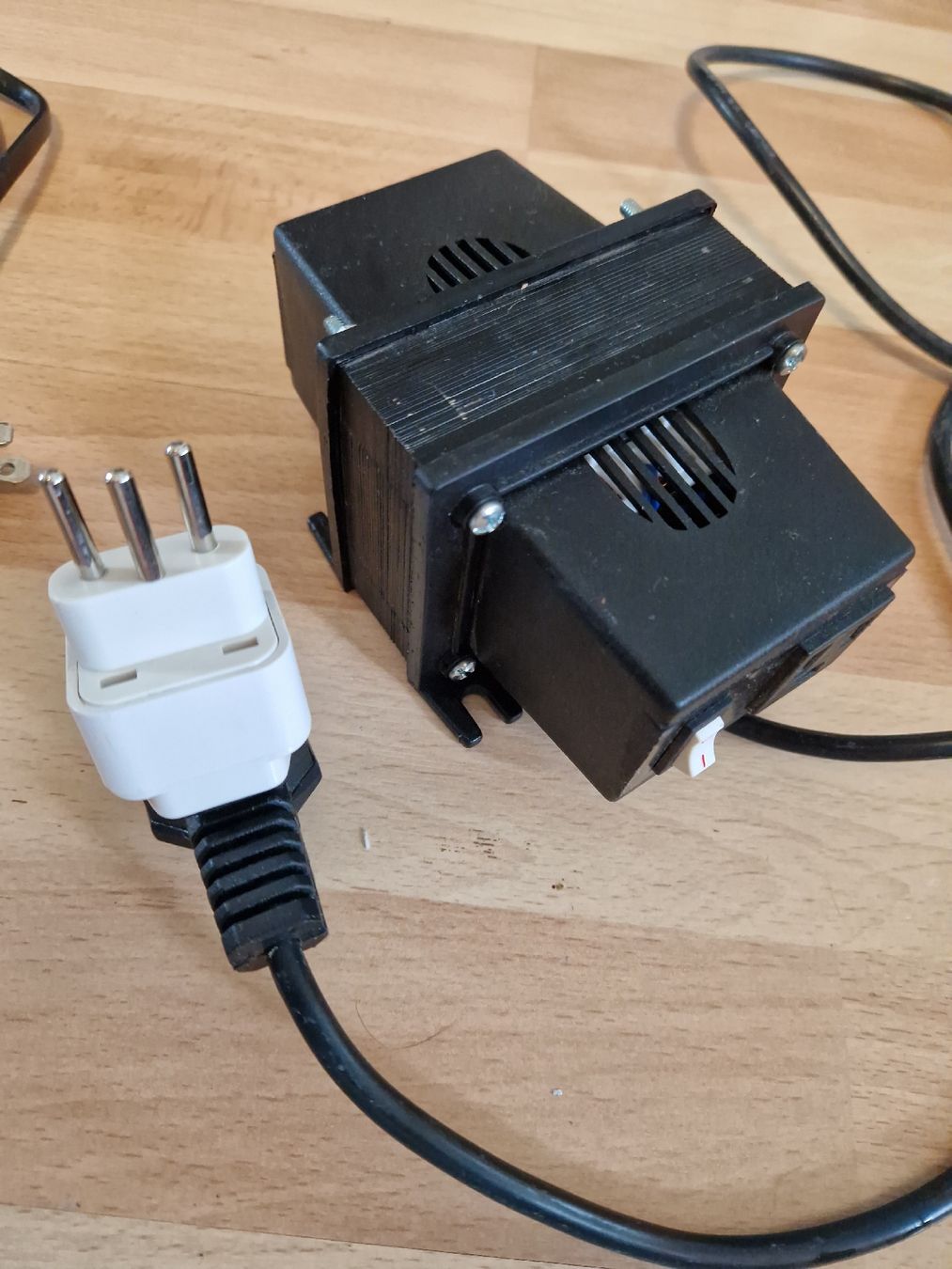 Convertitori: 220V 110V Adapter Spannungswandler – Usato da Zürich venduto da Arianco 4
