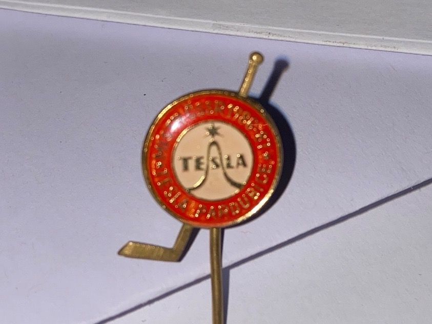 Plaketten & Abzeichen: EPINGLETTE - HOCKEY - Tesla Pardubice 1986 – Gebraucht aus Le Brassus von cinema13 2
