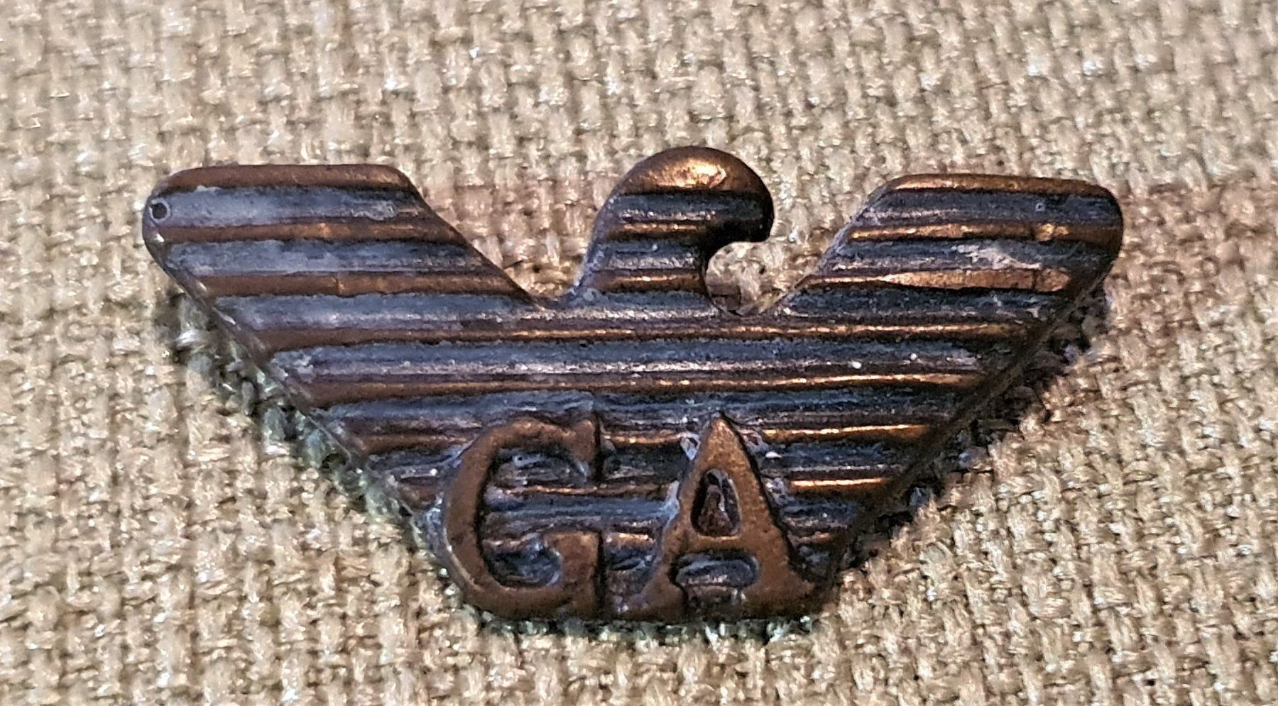 Plaketten & Abzeichen: I494 - Plakette Giorgio Armani – Gebraucht aus Reinach BL von Boston-Verkauf