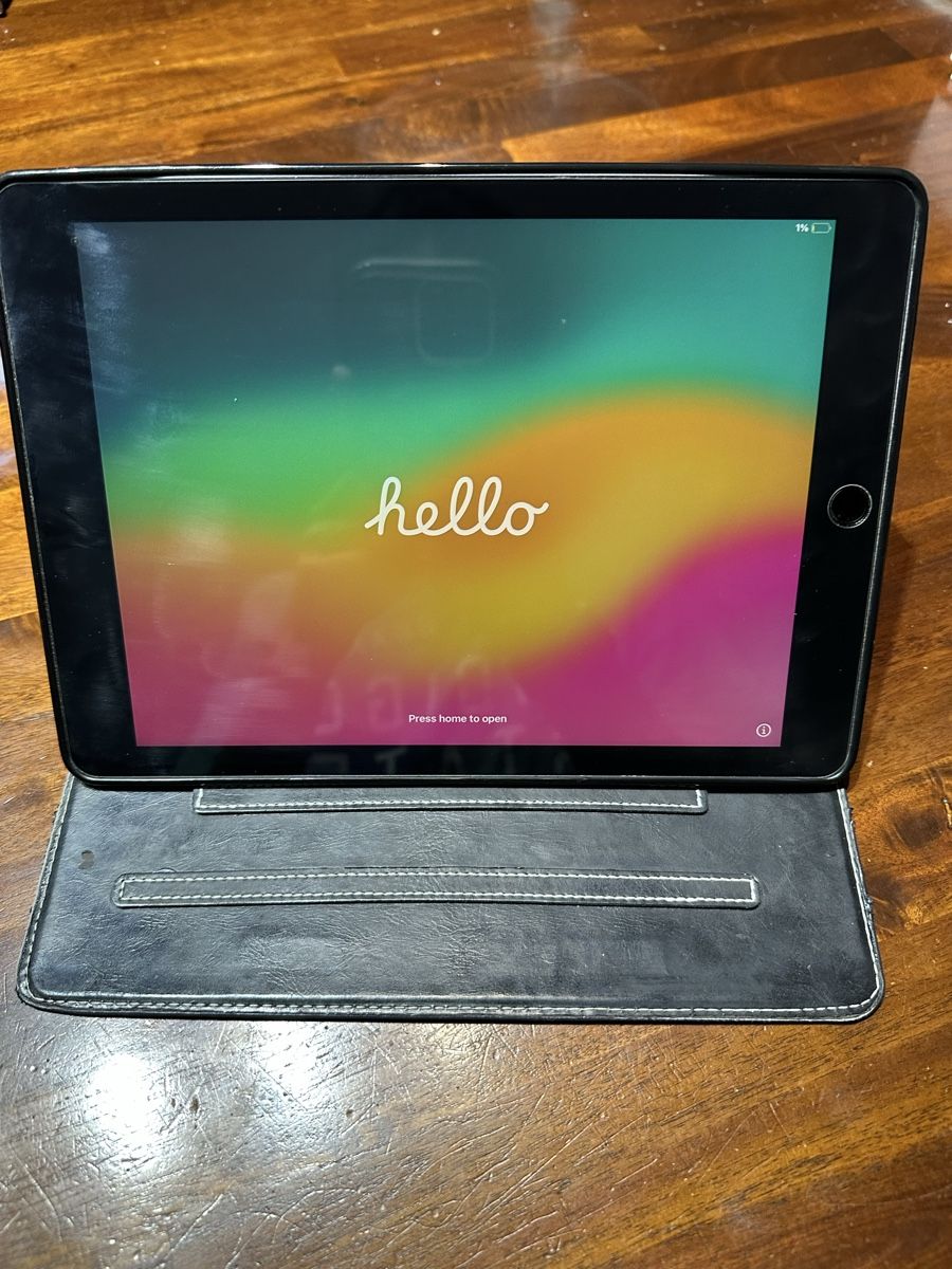 Apple Tablet PC: iPad 6 128GB schwarz  – Usato da Horgen venduto da Teri_N. 1