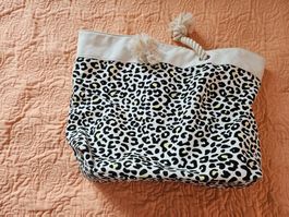 Sommertasche mit angesagtem Leomuster