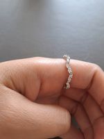 Neuer Silberring mit Steinen. Ringgrösse 56