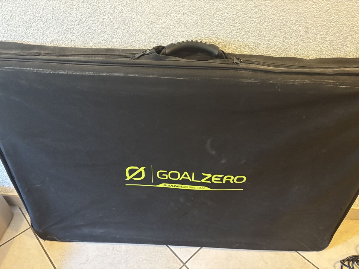 Goal Zero Panneaux solaires: Goal Zero Boulder 200 Briefcase – D'occasion à Sisseln AG par Speedskate78 1