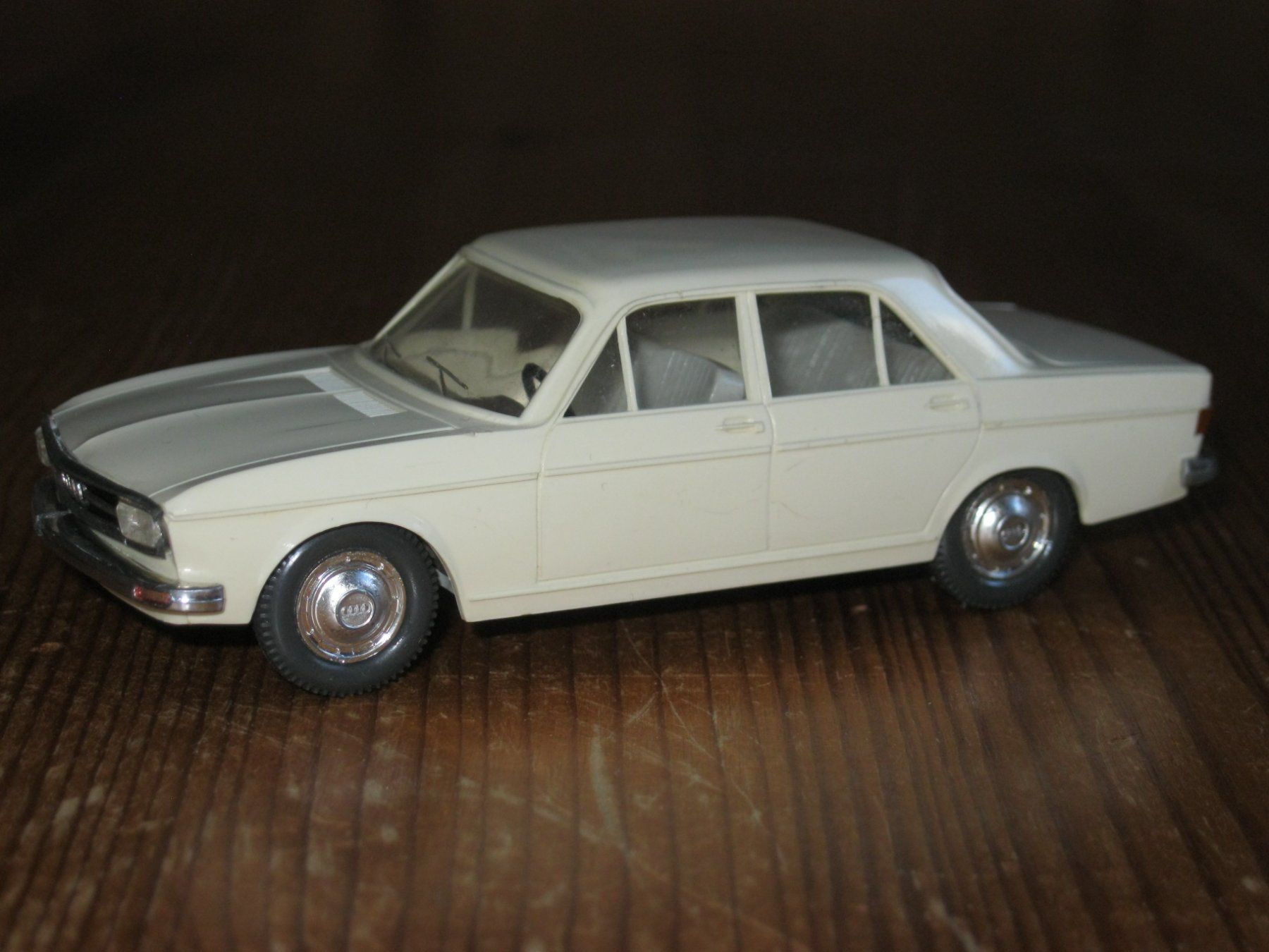 Audi Modellini d'auto: Audi 100 LS 1:40 Cursor Modell 968 hell-beige ohne OVP – Usato da Utzenstorf venduto da jue_5d6l 4