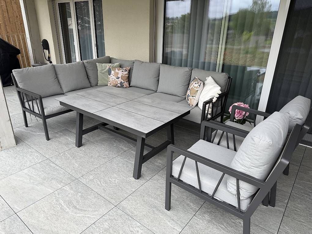 Set di tavolo e panche: Gartenlounge – Usato da Bütschwil venduto da dan_g7cw