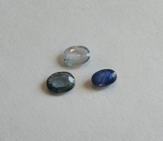 * LOT 3 SAPHIRS NATURELS ovales  pesant au total 1.40 ct