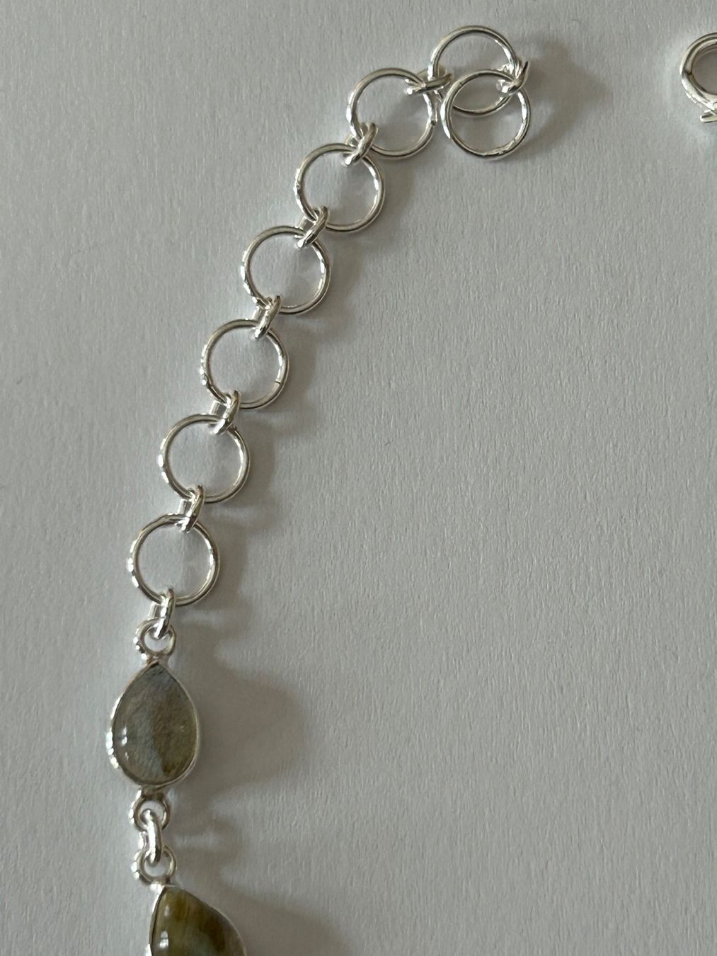 Armbänder & -reifen: Armband aus Sterling Silber & Labradorit Steinen – Neu und originalverpackt aus Innertkirchen von Glatthard-Interior 2