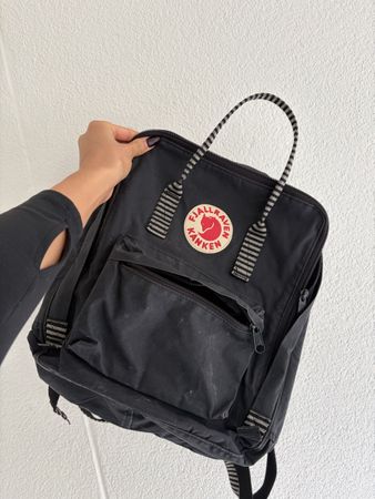 Fjällräven Kånken Rucksack Schwarz – gemusterte Träger