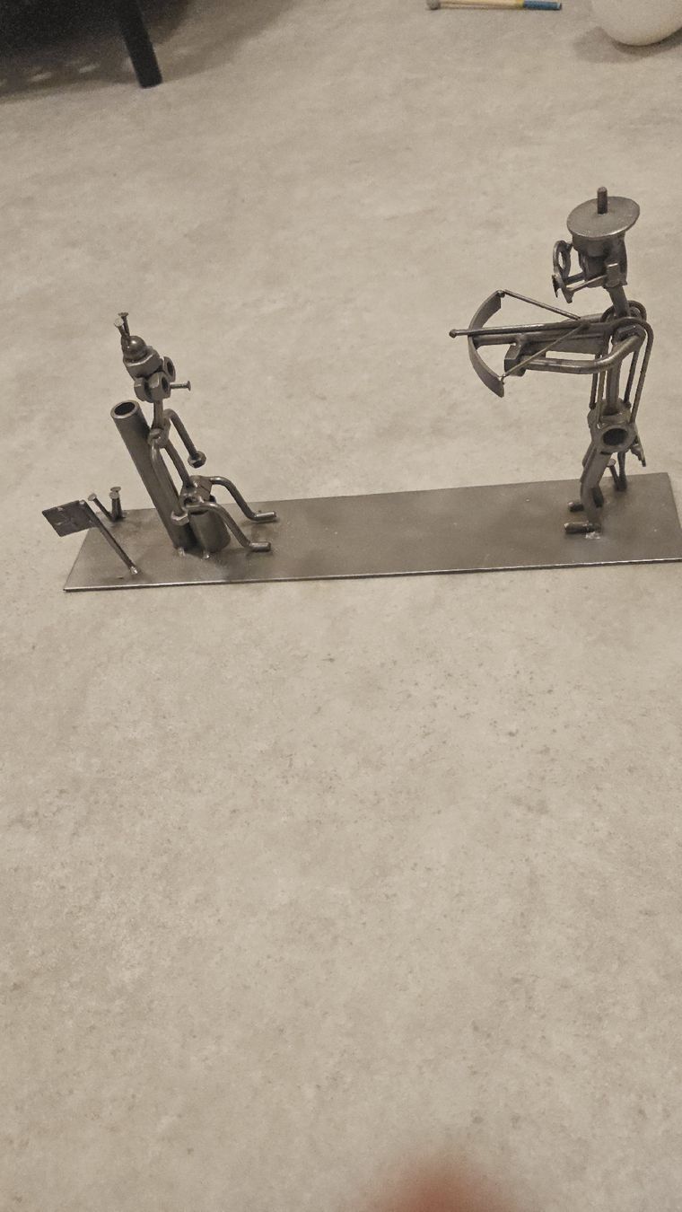 Figuren: statuette soudure tireur à l'arbalète – Gebraucht aus Sornetan von T.a333
