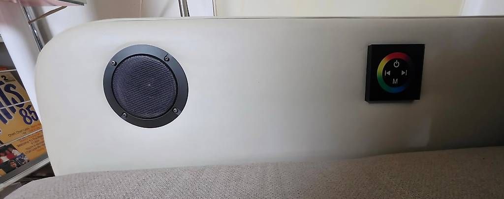 Divani: Moderne Eckcouch mit Bluetooth, Lautsprechern & LED-Licht – Usato da Uster venduto da Swisss2020 2