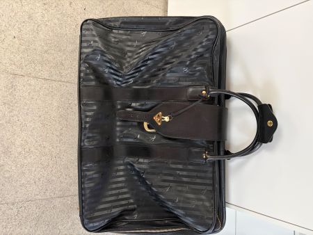 schwarze Reisetasche Mollerus Modell mit goldenen Beschlägen