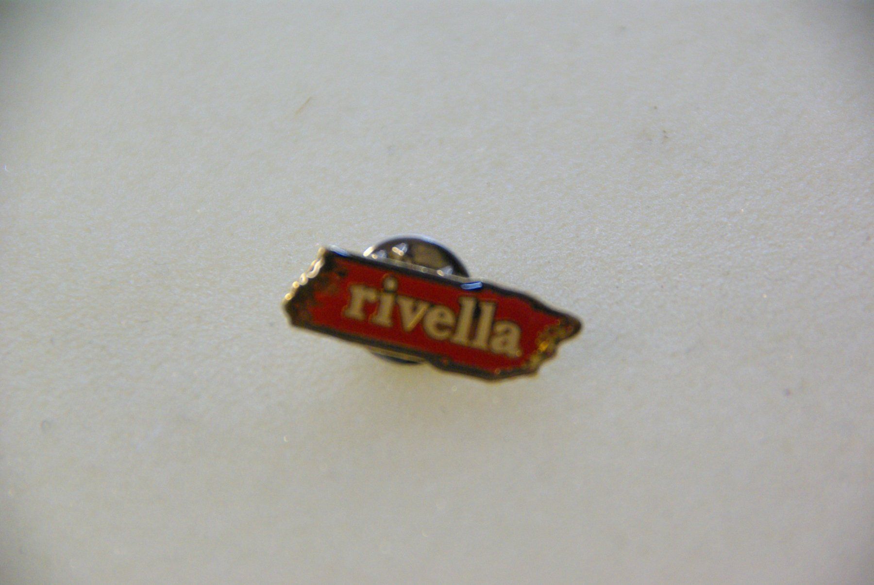 Placchette & Badge: PIN - RIVELLA - ROT, vergilbt – Usato da Herisau venduto da Cevianer1844