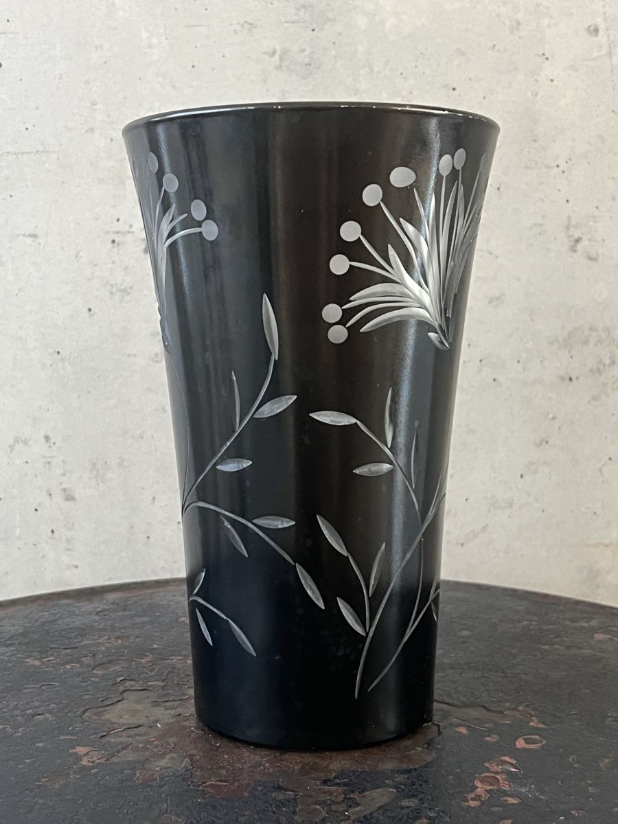 Vasi & Recipienti: Antike Glasvase mit eingeschliffenen Blumen – Usato da Wabern venduto da La-Vitrine 6