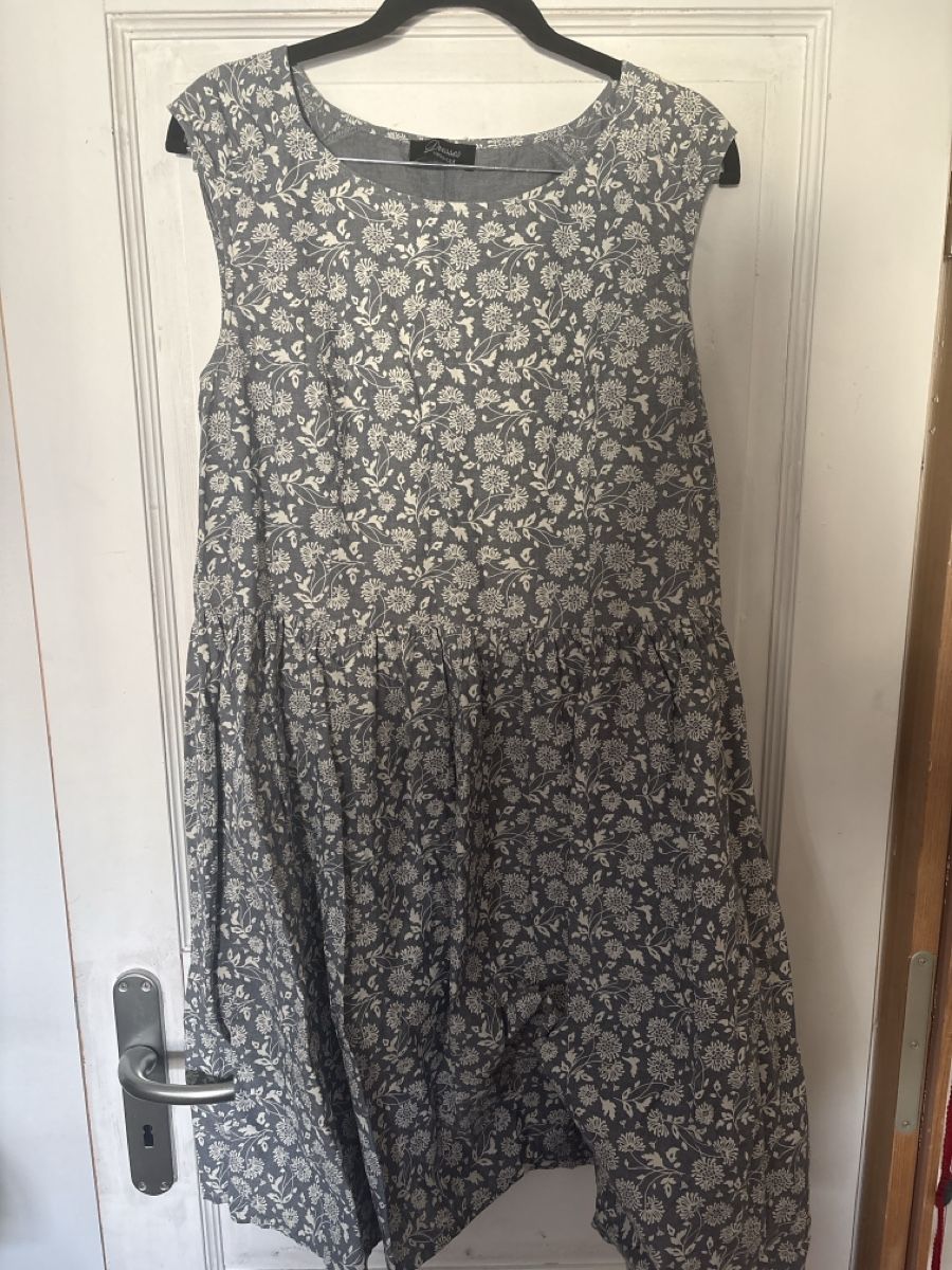 C&A Robes: Kleid Yessica Blumenmuster Grau Grösse 44  – D'occasion à Affoltern am Albis par Cmara