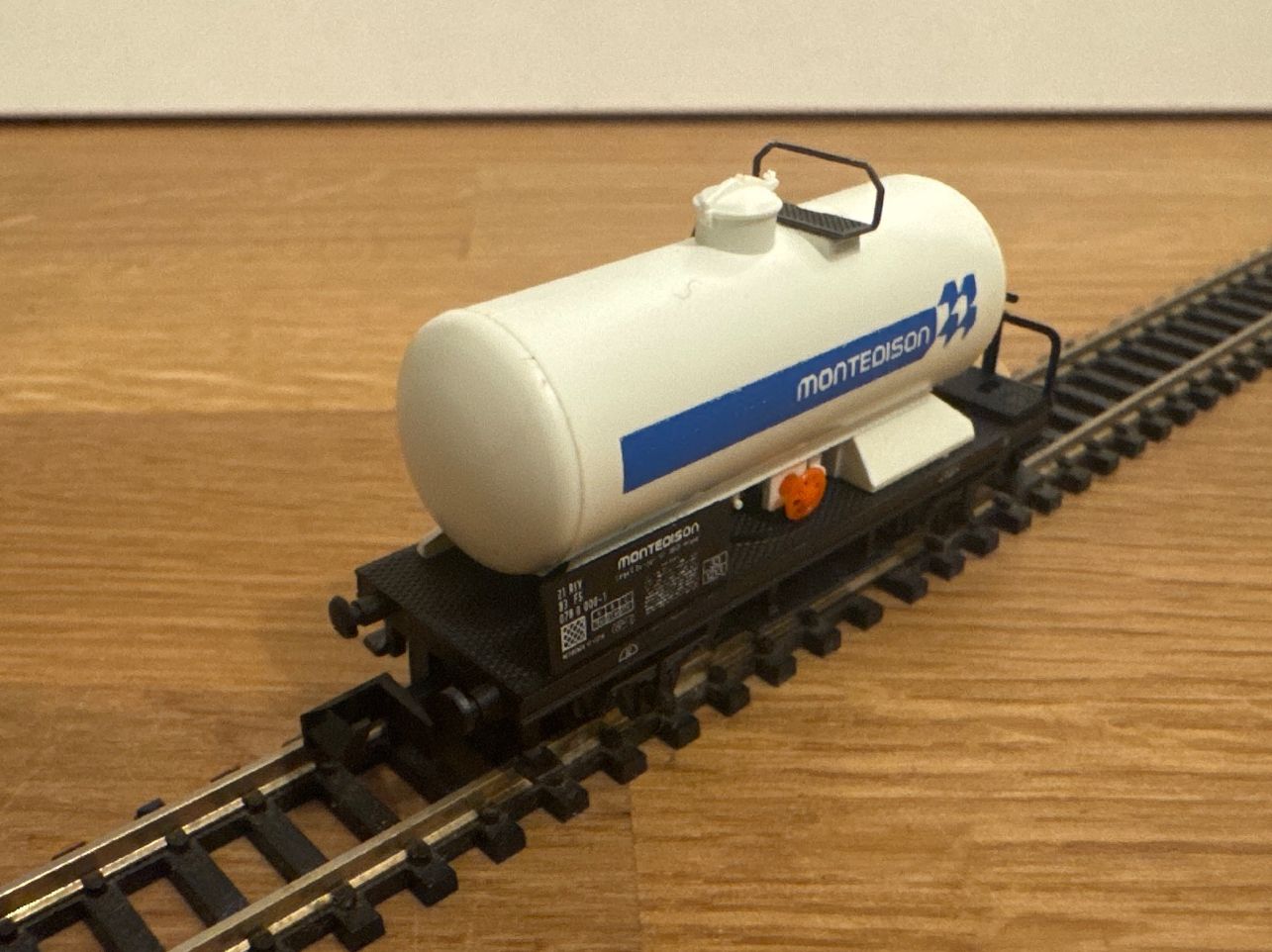 Arnold Modellini di ferrovie: Arnold 4361 Kesselwagen "Montedison" – Nuovo e nell'imballaggio originale da Schlierbach venduto da Look8 2