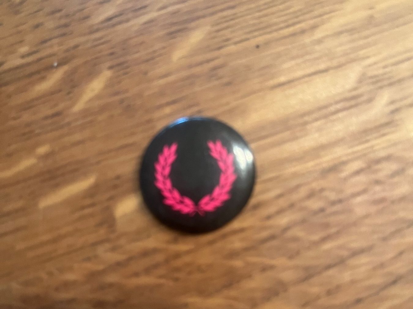 Plaketten & Abzeichen: *Fred Perry Button* – Gebraucht aus Seuzach von Black_sheep
