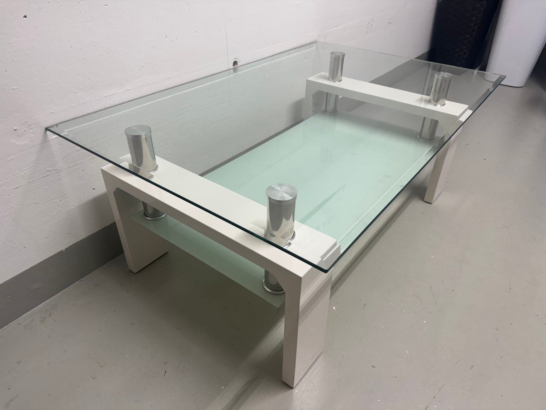 Tables: Glas Couchtisch, weisses Gestell – D'occasion à Illnau par lis_dbl7 4