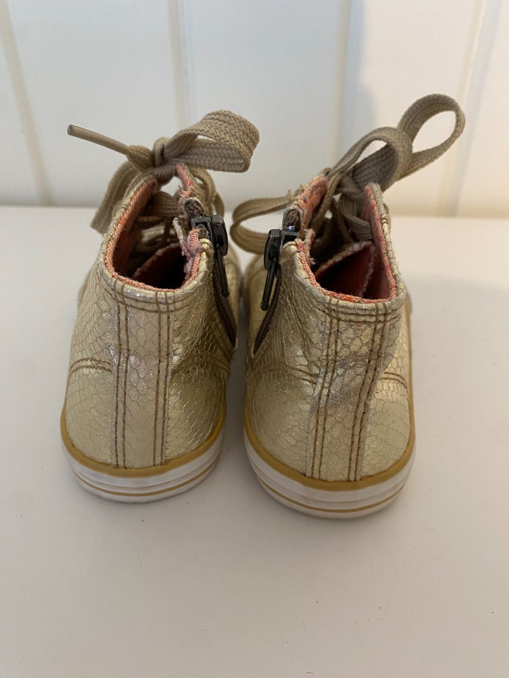 Scarpe per ragazzi: Sneakers / Turnschuhe Grösse 22 – Usato da Richterswil venduto da Mano1st 2